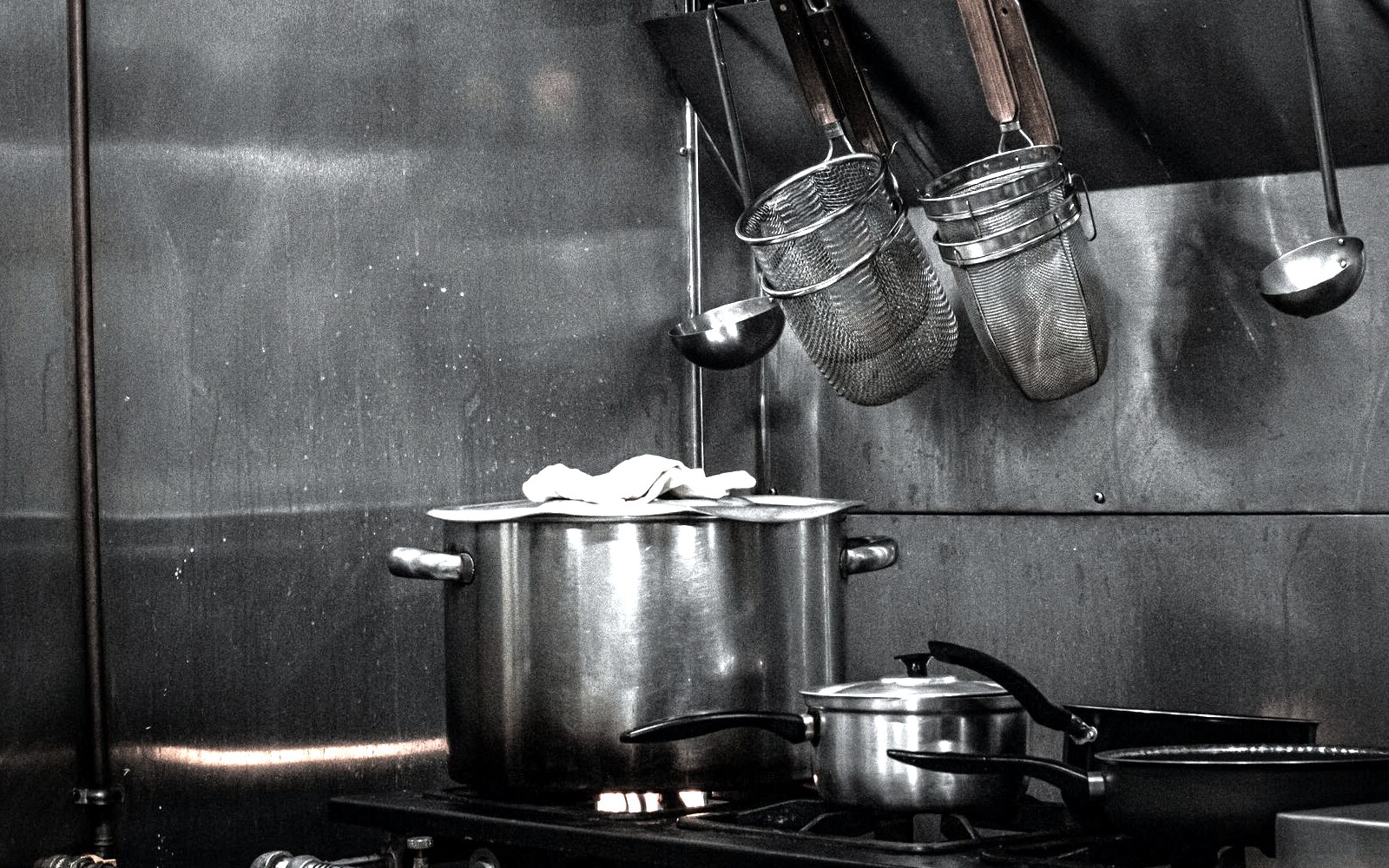 Equipo de acero inoxidable en una cocina profesional